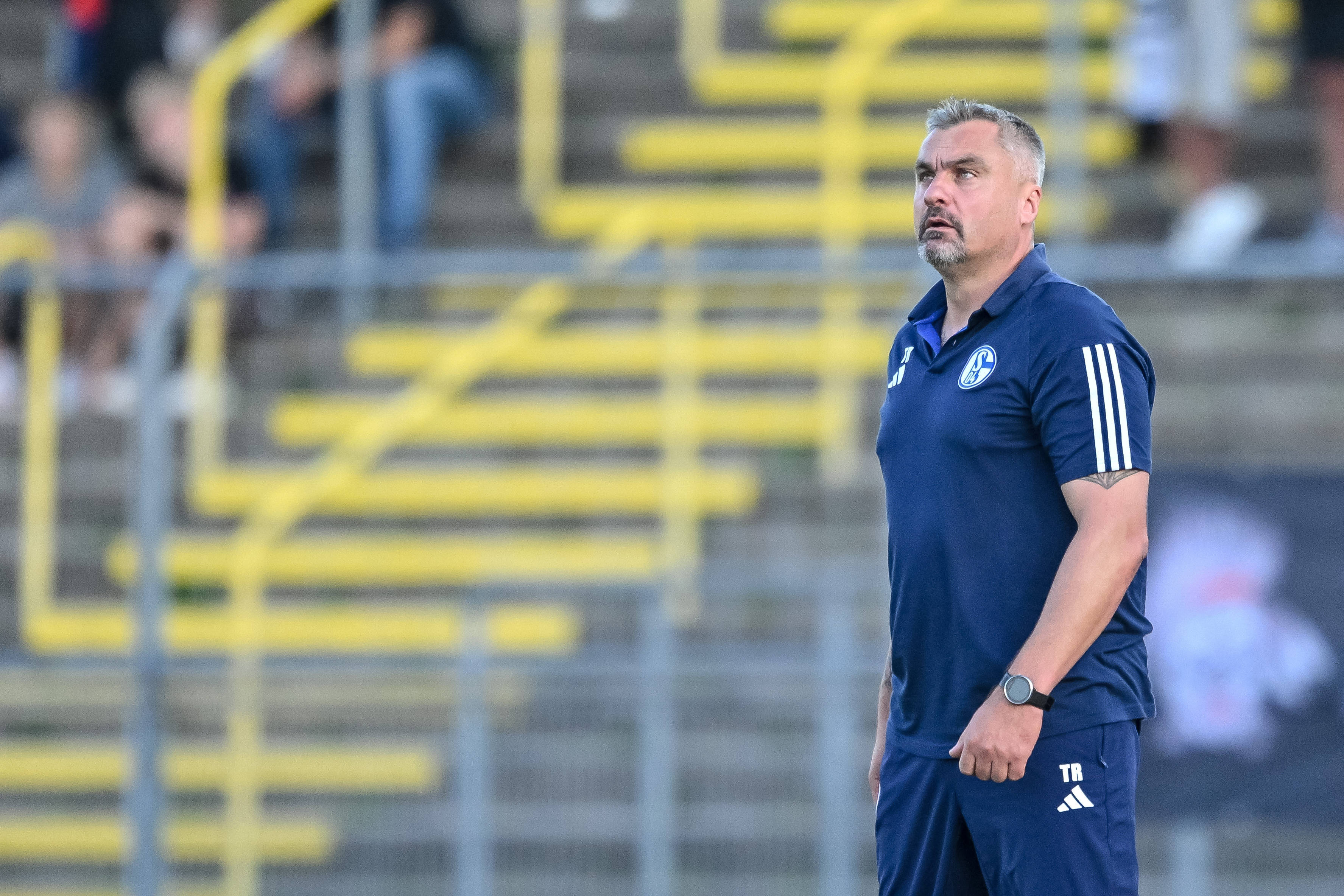 雷火电竞主播-沙尔克遭遇意外失利，球队迎来考验的简单介绍