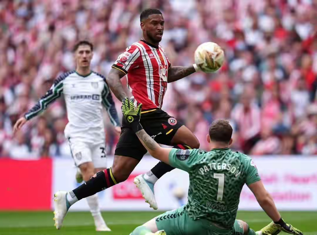 莱斯特城主场不敌谢菲联,失势难挽 莱斯特城主场不敌谢菲联,失势难挽