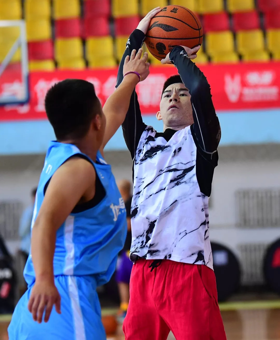 雷火电竞官网-关于篮球传奇战马重返球场，再战篮球巅峰的信息