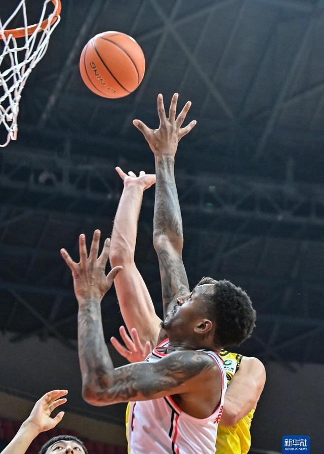 雷火电竞官网-湖北男篮客场击败湖南队，取得关键胜利