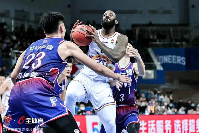 湖北男篮客场击败湖南队,取得关键胜利 湖北男篮客场击败湖南队,取得关键胜利