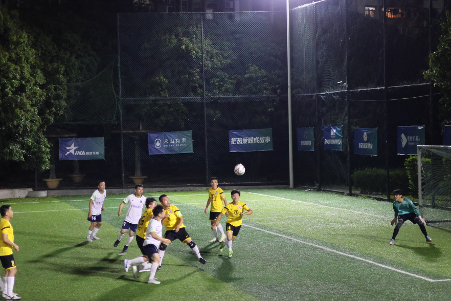 激烈角逐展开,争夺联赛冠军激烈 激烈角逐展开,争夺联赛冠军激烈