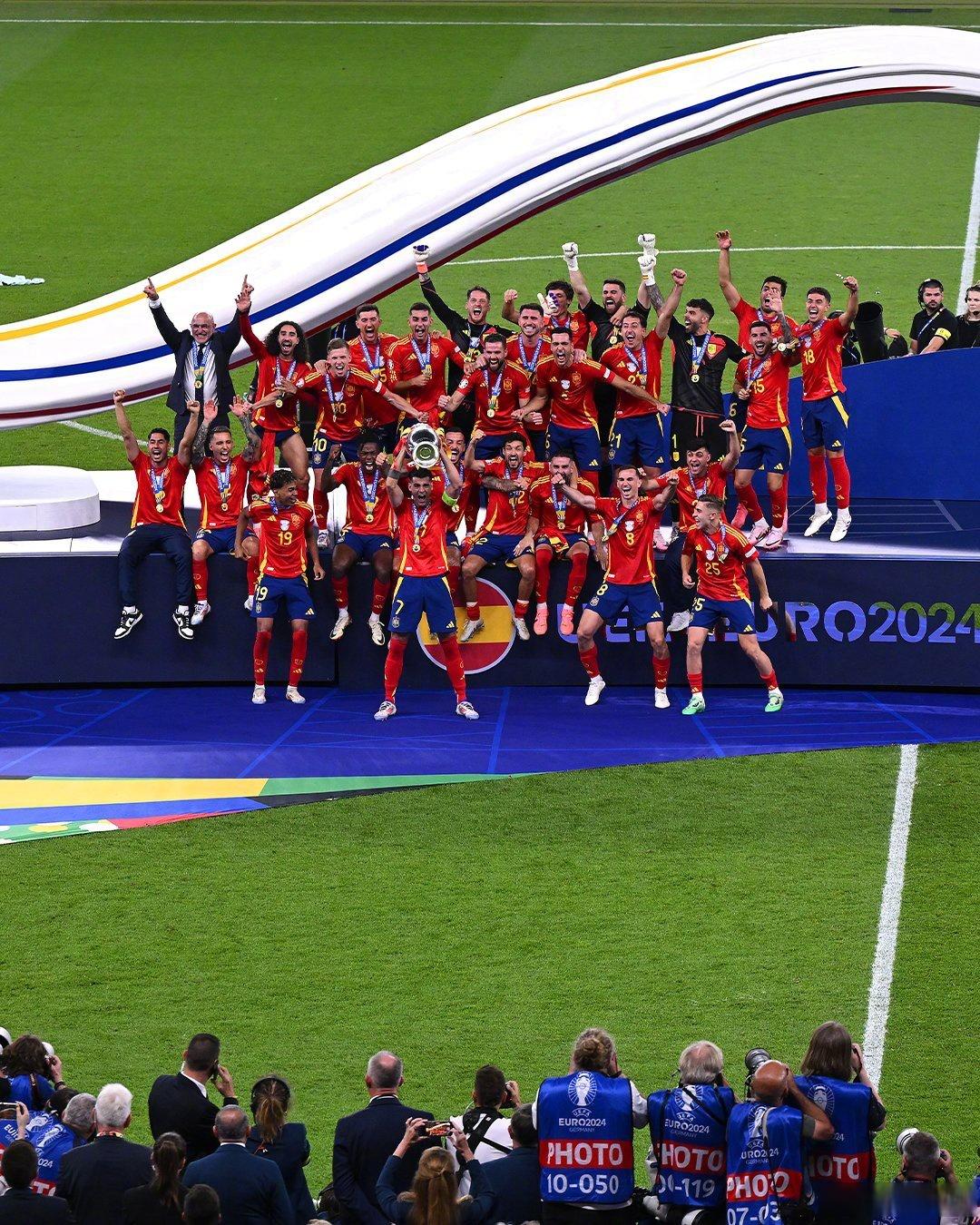 球队在欧洲杯预选赛中取得出色的表现 球队在欧洲杯预选赛中取得出色的表现