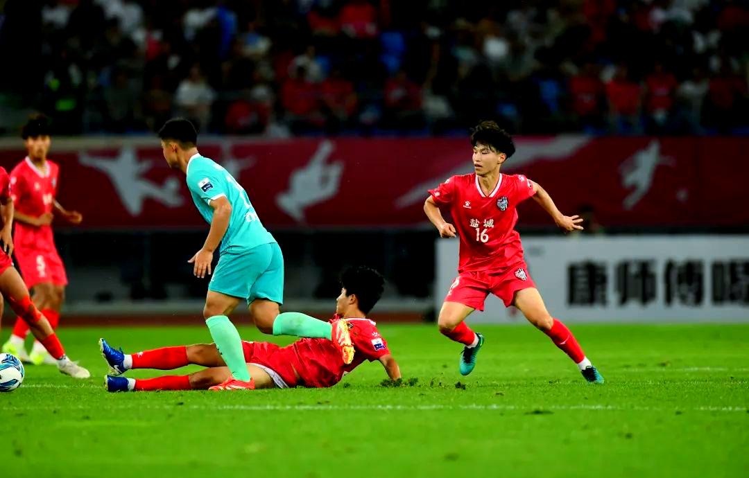 精彩纷呈:球员们奋力拚搏,争夺胜利 精彩纷呈:球员们奋力拚搏,争夺胜利