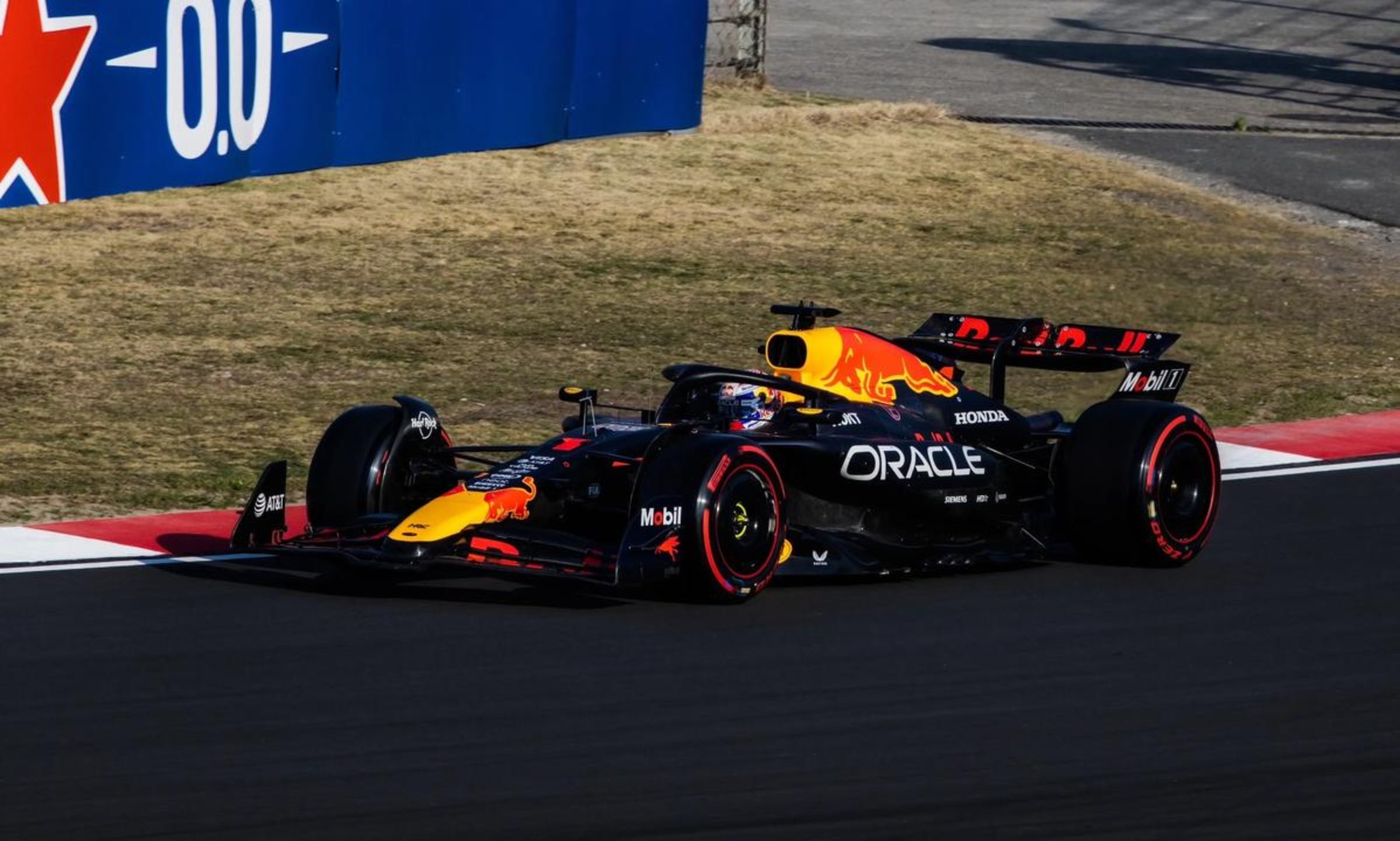 红牛车队横扫迈凯伦,拉塞尔关键制胜 红牛车队横扫迈凯伦,拉塞尔关键制胜